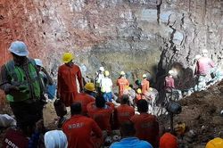 Chạy đua giải cứu bé trai mắc kẹt 4 ngày trong giếng hẹp