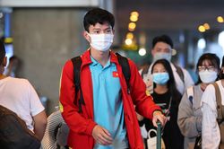 Phan Tuấn Tài được fan nữ vây quanh khi về nước cùng U23 Việt Nam