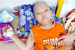Nhà nghèo, con mắc bệnh u não