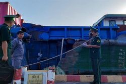 Kịp thời cứu hộ sà lan bị tai nạn trên sông Sài Gòn