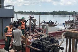 Bắt giữ 8 phương tiện vận chuyển cát trái phép trên sông Cửa Tiểu
