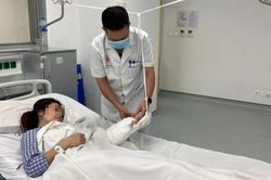 Người phụ nữ đứt rời 2 ngón tay vì máy ép nước mía