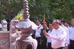 Chủ tịch nước dâng hương tại Đền thờ các Anh hùng liệt sĩ, dự lễ khởi động dự án tại Quảng Bình