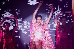 Á hậu Phương Anh khiến giám đốc truyền thông HH Quốc tế trầm trồ khi mặc kimono nhảy múa điêu luyện