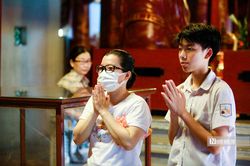 Thí sinh Hà Nội nườm nượp kéo đến Văn Miếu cầu may mắn
