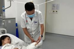 Sơ ý khi ép nước mía, người phụ nữ đứt rời 2 ngón tay