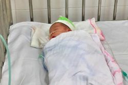 Bé sơ sinh bị uốn ván, co cứng toàn thân sau sinh tại nhà