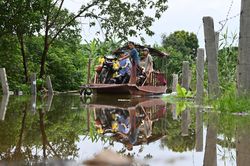 Người dân Hà Nội đi đò sau trận mưa ngập