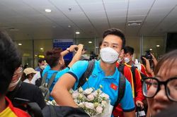 HLV Gong Oh Kyun và học trò được CĐV chào đón khi về nước