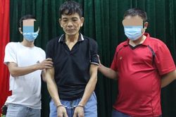 Vừa mãn hạn 18 năm tù vì ma túy, gã đàn ông bị bắt quả tang nhận heroin trong thùng bí đỏ