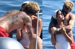 Người mẫu từng khiến Justin Bieber 'điên đảo' sexy với áo tắm, hôn say đắm tiền vệ Everton