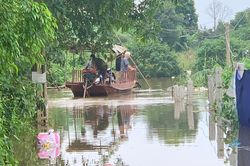 Thủy điện Hòa Bình xả lũ, bãi giữa sông Hồng ngập sâu, người dân Thủ đô dùng đò qua đường