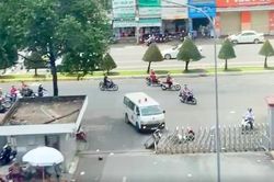 Đối tượng 'ngáo đá' lái xe điên cuồng tông vào cổng bệnh viện