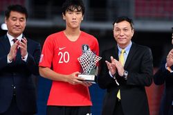Quyền Chủ tịch VFF Trần Quốc Tuấn trao cúp cho đội vô địch U23 châu Á