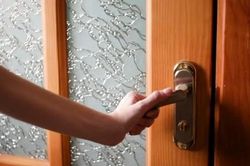 Cô gái sốc nặng khi phát hiện có người sống trong nhà mình nhiều ngày mà không hề biết