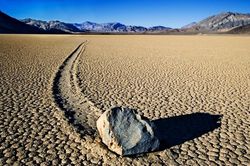 Giải mã bí ẩn về những 'hòn đá biết đi' ở Thung lũng Chết