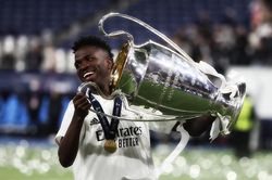 Real trói chân Vinicius bằng điều khoản 1 tỷ euro