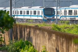 2 lớp bảo vệ vẫn không ngăn được kẻ vẽ bậy lên tàu metro ở TP.HCM