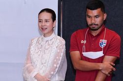 Trợ lý Madame Pang bị tố quấy rối cầu thủ Thái Lan