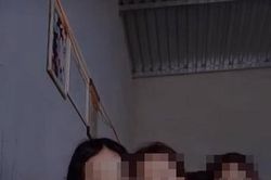 Cực sốc: 3 bé gái vừa hút thuốc lá vừa nhảy nhót như ở bar