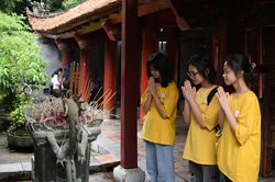 Sĩ tử nô nức đến Văn Miếu 'cầu may' trước kỳ thi tuyển sinh vào lớp 10