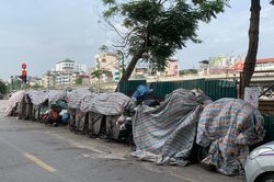Hà Nội : Rác thải sinh hoạt chất đống sau mưa lớn