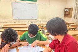 Hi hữu, học sinh lớp 8 chép bài giúp 'đàn anh' lớp 9 trong kỳ thi vào 10