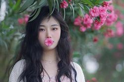 Nữ sinh suýt mất mạng sau khi ngậm hoa chụp ảnh 'sống ảo'