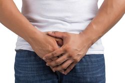 Nam thanh niên 19 tuổi phải cắt bỏ tinh hoàn chỉ vì lý do đáng tiếc này