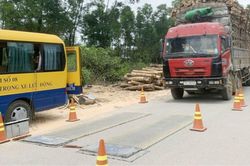Bạn đọc Bạn đọc Cần sự đồng bộ trong quản lý xe vi phạm tải trọng