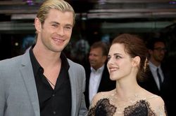 Kristen Stewart từng đấm phải mặt Chris Hemsworth