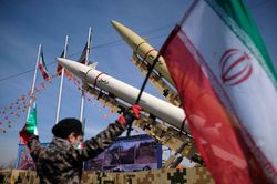 Iran khẳng định dùng sức mạnh đáp trả 'ức hiếp'