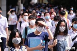 Thí sinh Hà Nội 'đội nắng' đến làm thủ tục tham dự kỳ thi lớp 10 đông nhất trong 7 năm