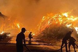 Nghệ An: Lửa bốc cháy dữ dội tại cụm khu công nghiệp