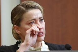 Thành viên bồi thẩm đoàn ngủ gật, cho rằng Amber Heard rơi 'nước mắt cá sấu'