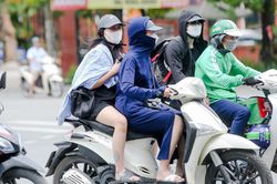 Hà Nội 'thương ngày nắng về', người dân che ô, đội áo, bịt kín mít ra đường