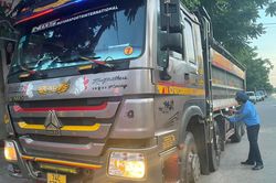 Kinh tế Xây dựng - Giao thông Đề nghị xử phạt hai xe tải ngoại tỉnh chở cát quá tải