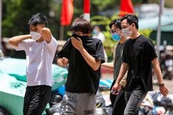 Hà Nội: Sau mưa, rác thải tràn ngập vỉa hè, lòng đường