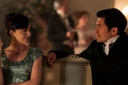 Mỹ nhân '50 sắc thái' Dakota Johnson đối đầu nam thần 'Siêu giàu châu Á' Henry Golding