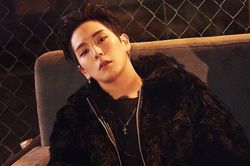 Ca sĩ Himchan bị phản đối vì cáo buộc quấy rối tình dục