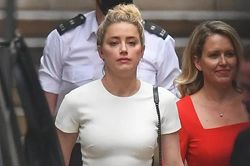 Amber Heard: 'Tình cũ sợ Johnny Depp nên không lên tiếng'