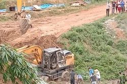 Máy xúc lật xuống ruộng, lái xe tử vong