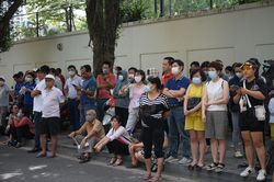 Phụ huynh vã mồ hôi đợi con thi lớp 10 dưới trời nắng nóng Hà Nội