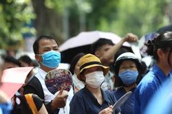 Phụ huynh 'đội nắng' ngóng con trong cuộc đua khốc liệt vào lớp 10 Hà Nội
