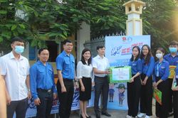 Bí thư T.Ư Đoàn Nguyễn Minh Triết thăm đội hình Tiếp sức mùa thi tại Đồng Nai