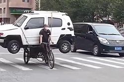Chiếc SUV xác nặng cả tấn được chở bon bon trên đường bằng xe đạp 3 bánh