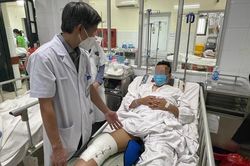 Người đàn ông nguy cơ teo một bên chân sau cú tiếp đất lúc đá bóng