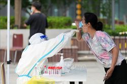 COVID-19 trên thế giới tuần qua: Mỹ duyệt vaccine cho trẻ từ 6 tháng tuổi; Bắc Kinh có ổ dịch mới
