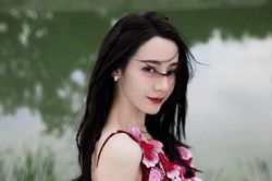Xuýt xoa nhan sắc tuổi 30 của Địch Lệ Nhiệt Ba