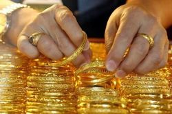 Vàng thế giới giảm mạnh, trong nước tiếp tục tăng cao